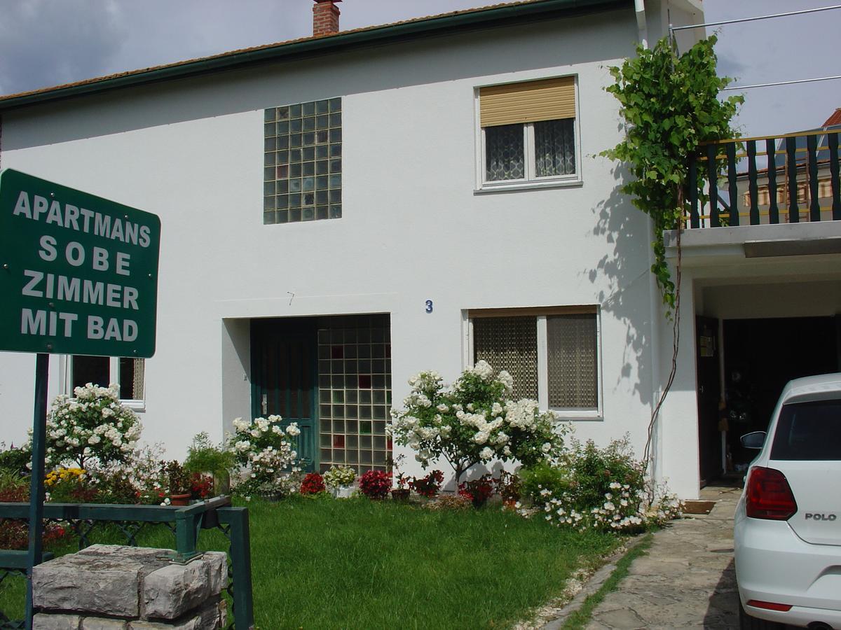 Apartments And Rooms Mirjana Bibinje Bagian luar foto